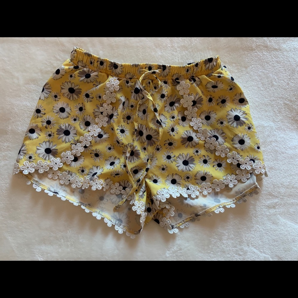 4/$30🤟 Daisy shorts 🌼